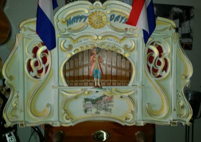 draaiorgel met vlaggen close upe